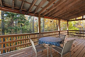 Outdoor dining - Rustic cabin near boating, fishing or hiking to the lake - dog-friendly (Greenville)