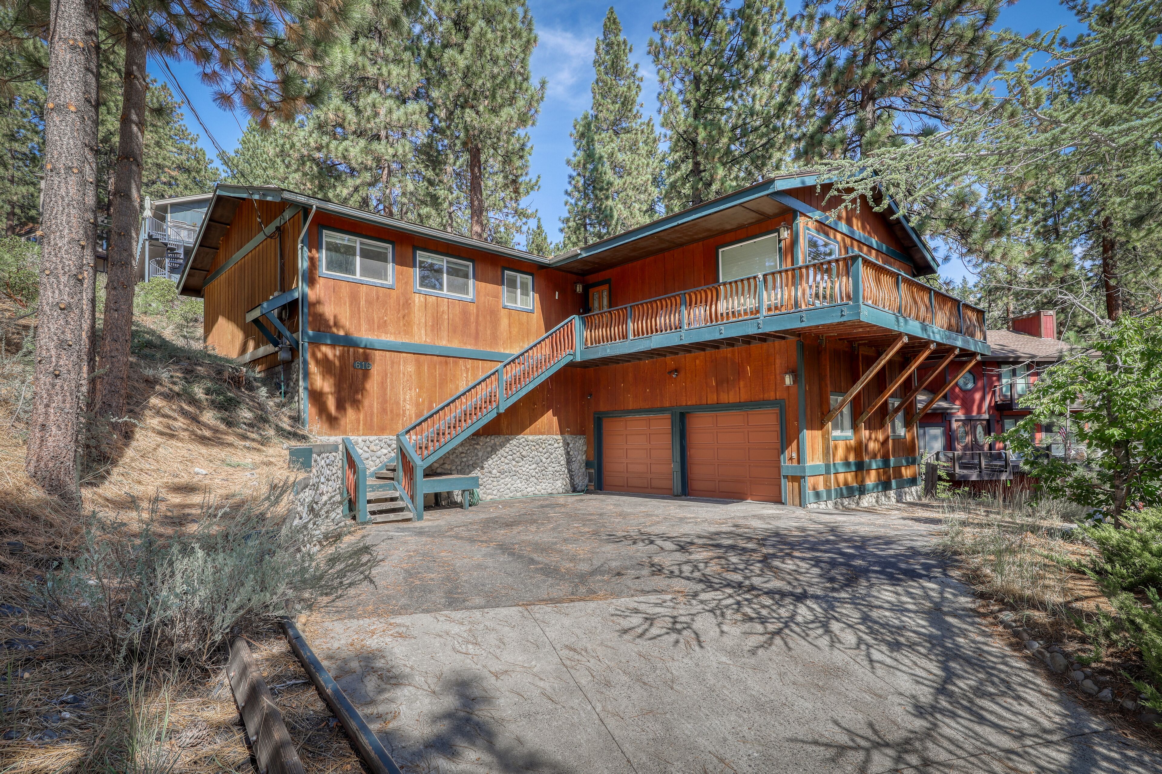 Modern cabin with fireplace, spacious deck, & beautiful forest views, sleeps 6