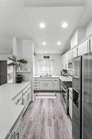 Fridge, microwave, oven, stovetop - Beautiful house to relax and enjoy close to Camarillo outlets and beach (Camarillo)