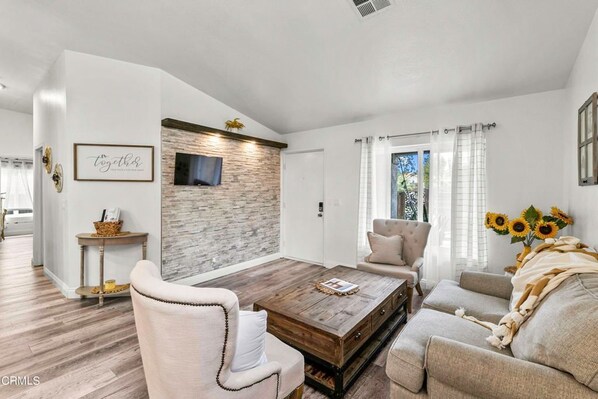 Smart TV, fireplace - Beautiful house to relax and enjoy close to Camarillo outlets and beach (Camarillo)