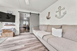 Smart TV, fireplace - Beautiful house to relax and enjoy close to Camarillo outlets and beach (Camarillo)