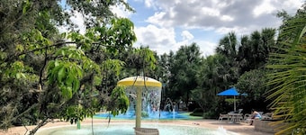 Stylish Ground-Floor Condo in Bahama Bay– 2BR/2BA, Pools, Patio, Remodelled 2024