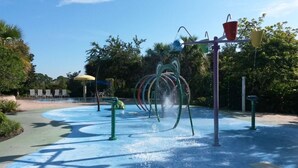 Ein Wasserspielbereich mit mehreren Düsen und einem kreisförmigen Design.
