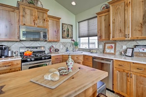 Fridge, microwave, stovetop, dishwasher