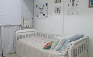3 quartos, escrivaninha, ferros/tábuas de passar roupa