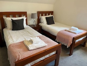 4 habitaciones y tabla de planchar con plancha 