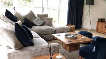 Una televisión de pantalla plana