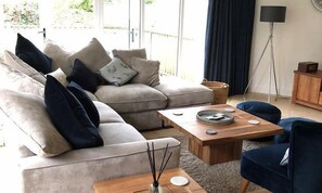 Una televisión de pantalla plana