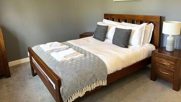 4 bedrooms, iron/ironing board