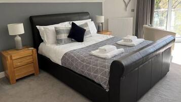 4 dormitorios y tabla de planchar con plancha