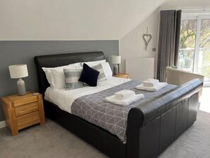 4 dormitorios y tabla de planchar con plancha