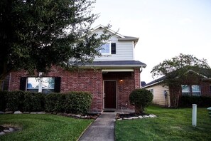 Exterior - Beautiful Home Near NRG, Downtown and Medical Center (Houston)