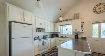 Classic Red Barn Loft w/Views in the Heart of Paso Wine Country & Pet Friendly!