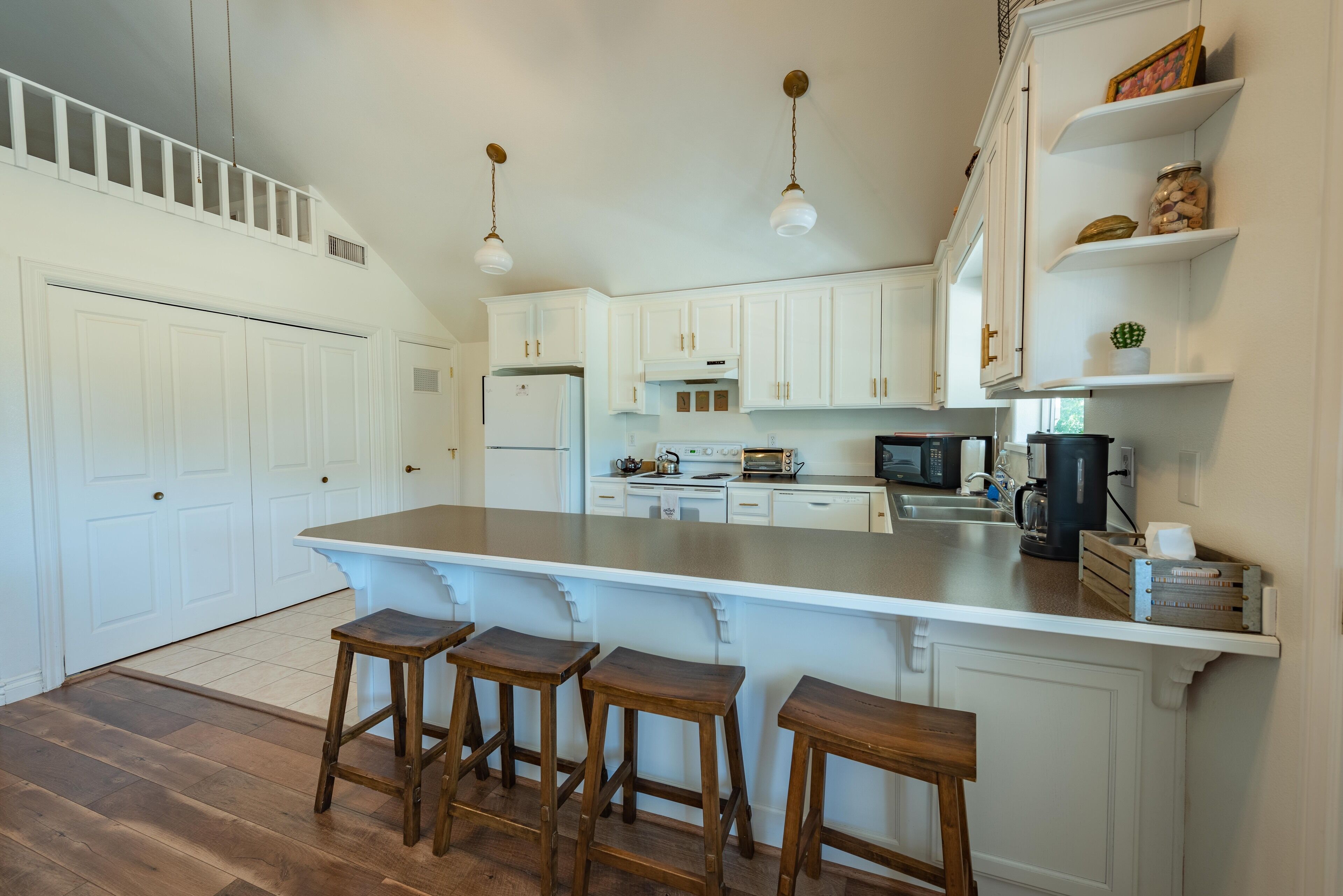 Classic Red Barn Loft w/Views in the Heart of Paso Wine Country & Pet Friendly!