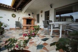 Outdoor dining - The ant                     . (Bardolino)