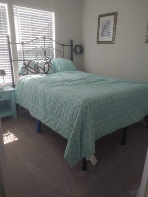 1 habitación, tabla de planchar con plancha, wifi gratis y ropa de cama 
