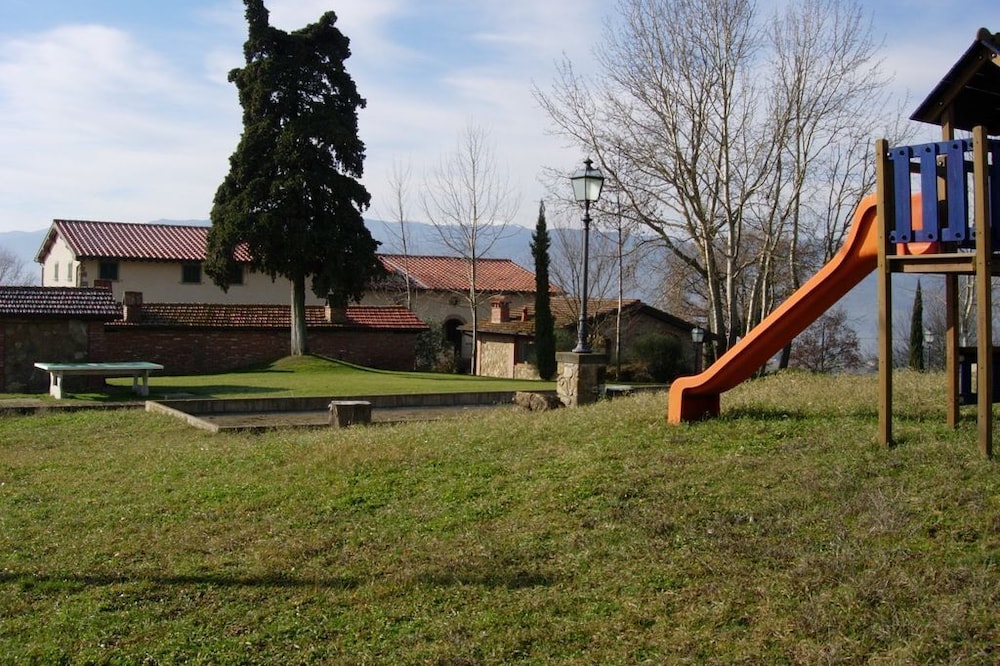 Fattoria di Belvedere apartment Il Leccio overlooking the Castle of Poppi