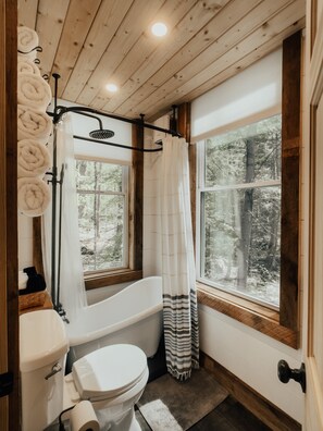 Badewanne, Haartrockner, Handtücher, Toilettenpapier