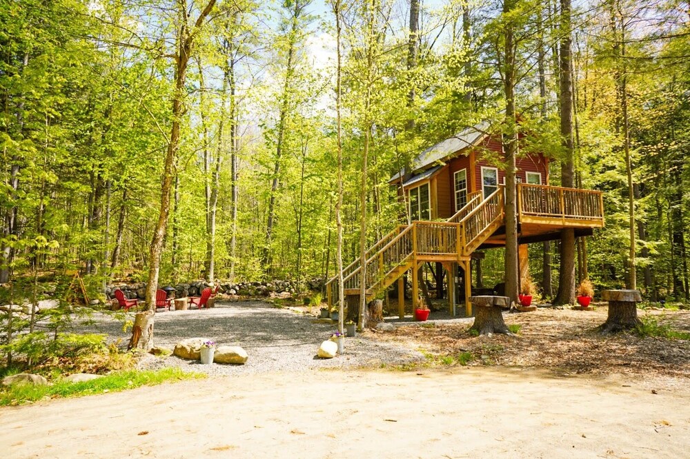 Cozy 4 season Treehouse - short walk to the beach