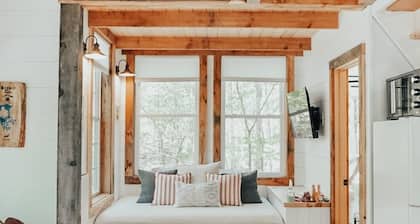 Cozy 4 season Treehouse - 30 minute drive to ski!