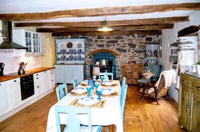 Coastal Farmhouse with heated pool and gardens 10 minutes from beaches