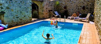 Coastal Farmhouse with heated pool and gardens 10 minutes from beaches