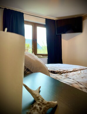 2 عدّة غرف نوم وخزنة داخل الغرفة وواي فاي وملاءات أسرّة