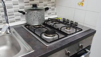 Fridge, oven, stovetop, coffee/tea maker