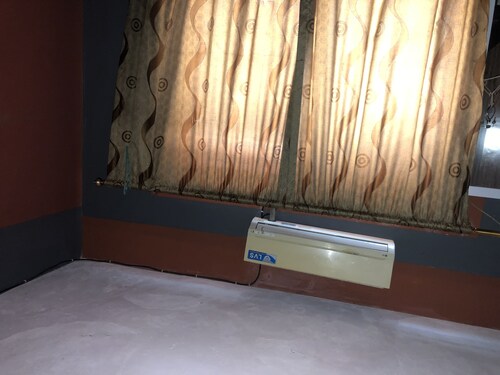 bonita habitación individual con aire acondicionado e internet inalámbrico