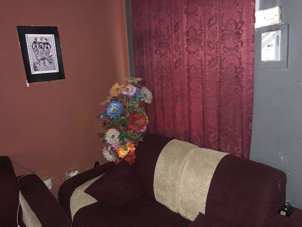 Interior - nice single room with air conditioning and wireless internet (Kumasi)