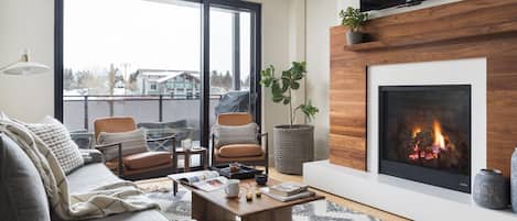 TV, fireplace