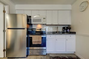 冰箱、微波炉、茶具/咖啡用具、电热水壶