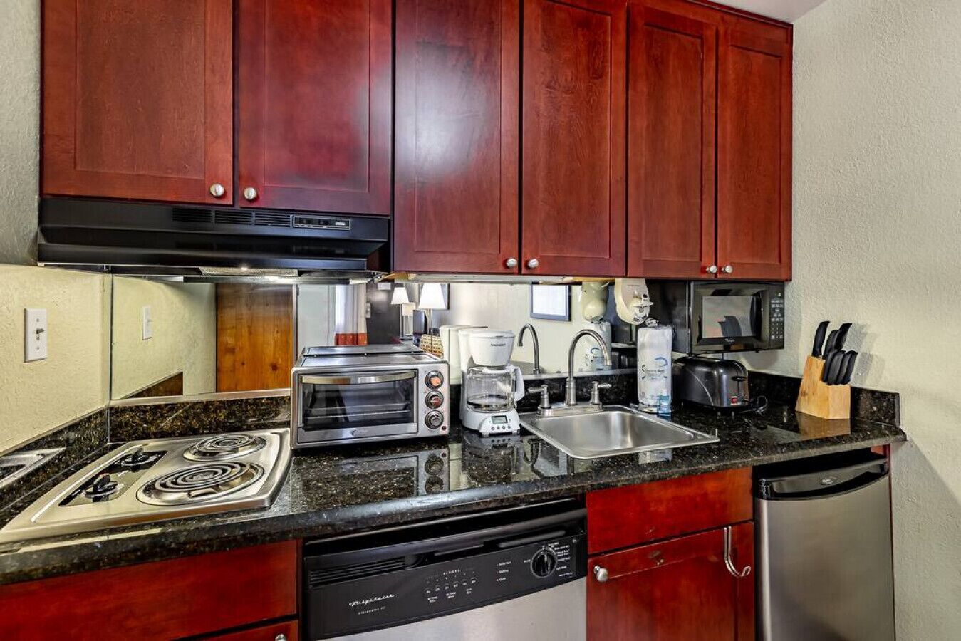 Refrigerador, microondas, horno y parrilla de estufa 