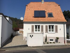 Exterior - Apartment B OG (on 2 floors) - Christmann's Cottage Apartment An on the ground floor and (Weisenheim am Berg)