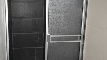 Douche, articles de toilette gratuits, serviettes fournies