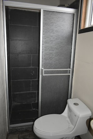 Ducha, artículos de higiene personal gratuitos y toallas
