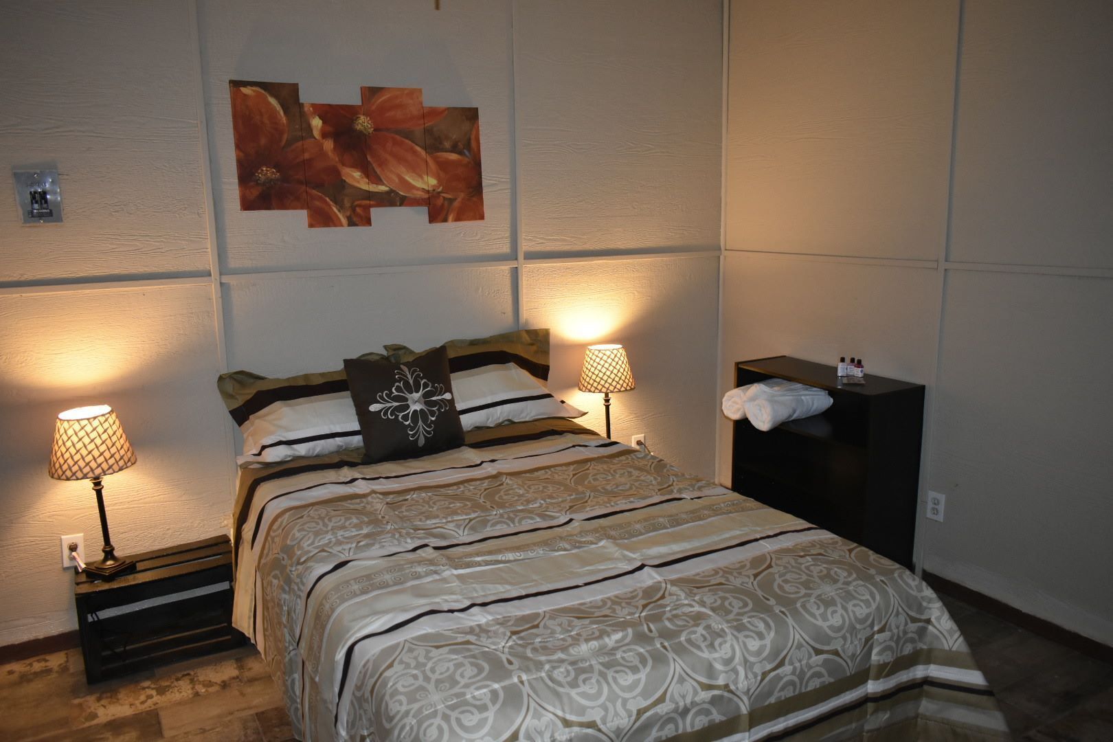 Iron/ironing board, bed sheets