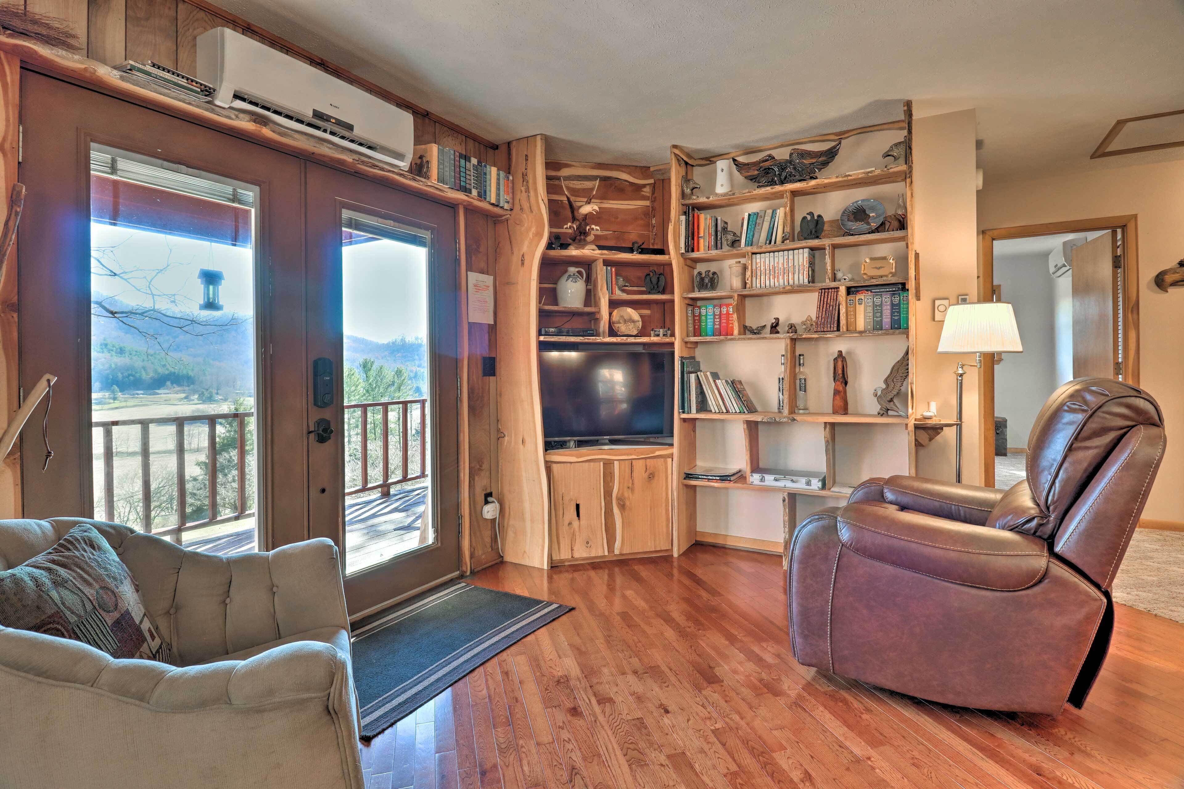 Franklin Family Home w/ 2 Decks & Fire Pit!