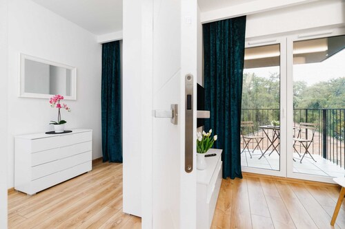 Stylish Apartment at the Station | Balcony with a View | Bathtub