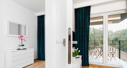 Stylish Apartment at the Station | Balcony with a View | Bathtub