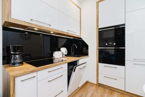 Kjøleskap, mikrobølgeovn, ovn og kokeplater