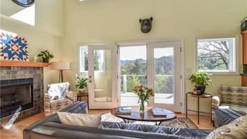 Een smart-tv, een open haard, videogames en Netflix