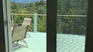 Un balcón con vistas a un paisaje montañoso.