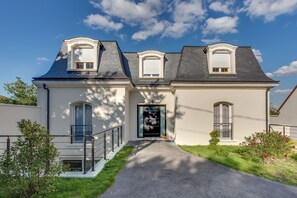 Exterior - Brooklyn - Next to Disneyland (Montry)