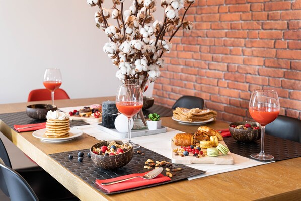 Dining - Brooklyn - Next to Disneyland (Montry)