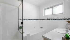 Bathtub, towels