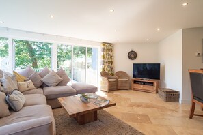 TV, DVD player - Trewhiddle Villa 25 -  a trewhiddle that sleeps 7 guests  in 4 bedrooms (Saint Austell)