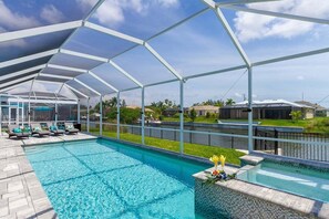 Electrically Heated Swimming Pool and Hot Tub - Bellissimo - luxury home pool and Jacuzzi, Kayaks (Cape Coral)