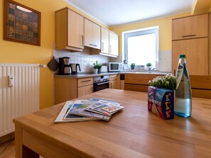 Kühlschrank, Mikrowelle, Ofen, Geschirrspüler