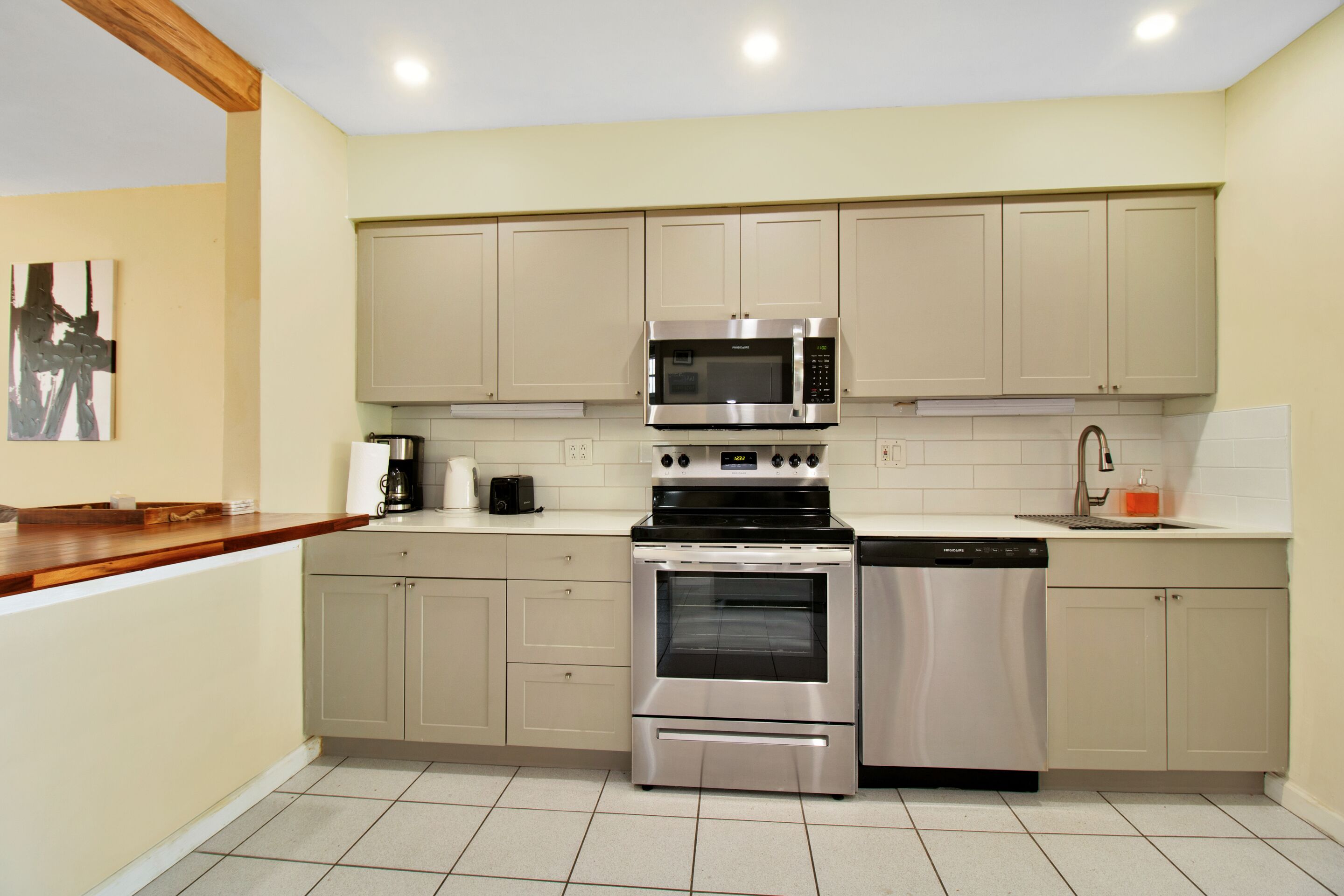 Lake View - 2.8 mi 2 Beach, Private Yard, Parking